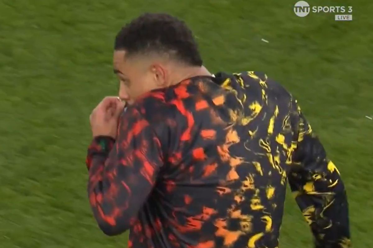 Jacob Ramsey kissing the Newcastle United badge 