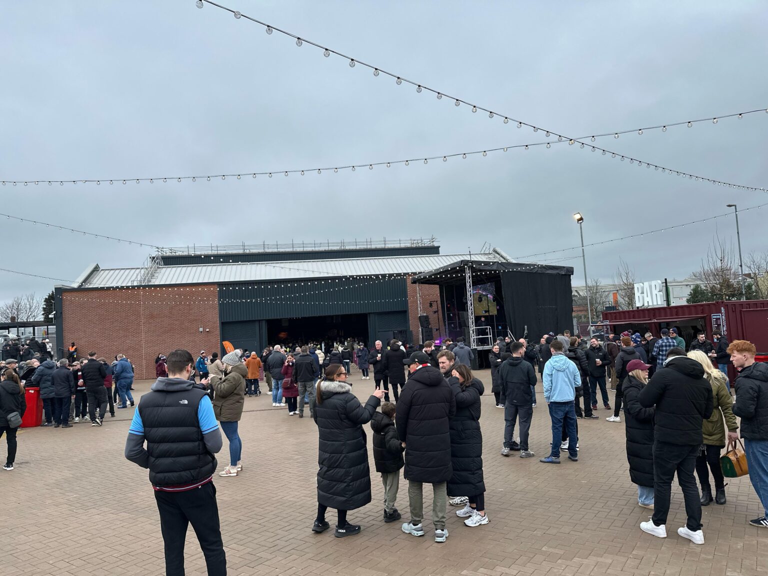 First time seeing the new fanzone near the shop 🤘🏻💜