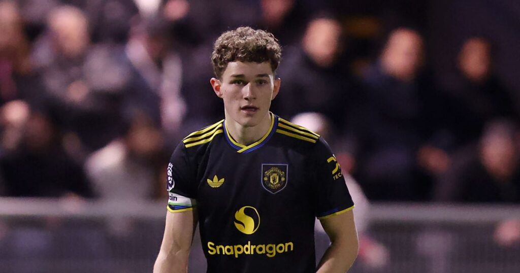 Manchester United midfielder closing in on transfer deadline day exit Manchester Evening News