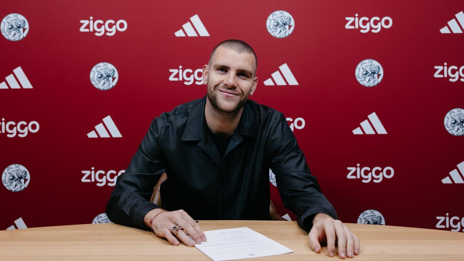 Official: Ajax signs goalkeeper Maarten Paes