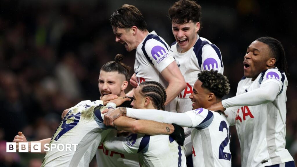 Premier League: Tottenham draw with Manchester City after dramatic win for Manchester United
