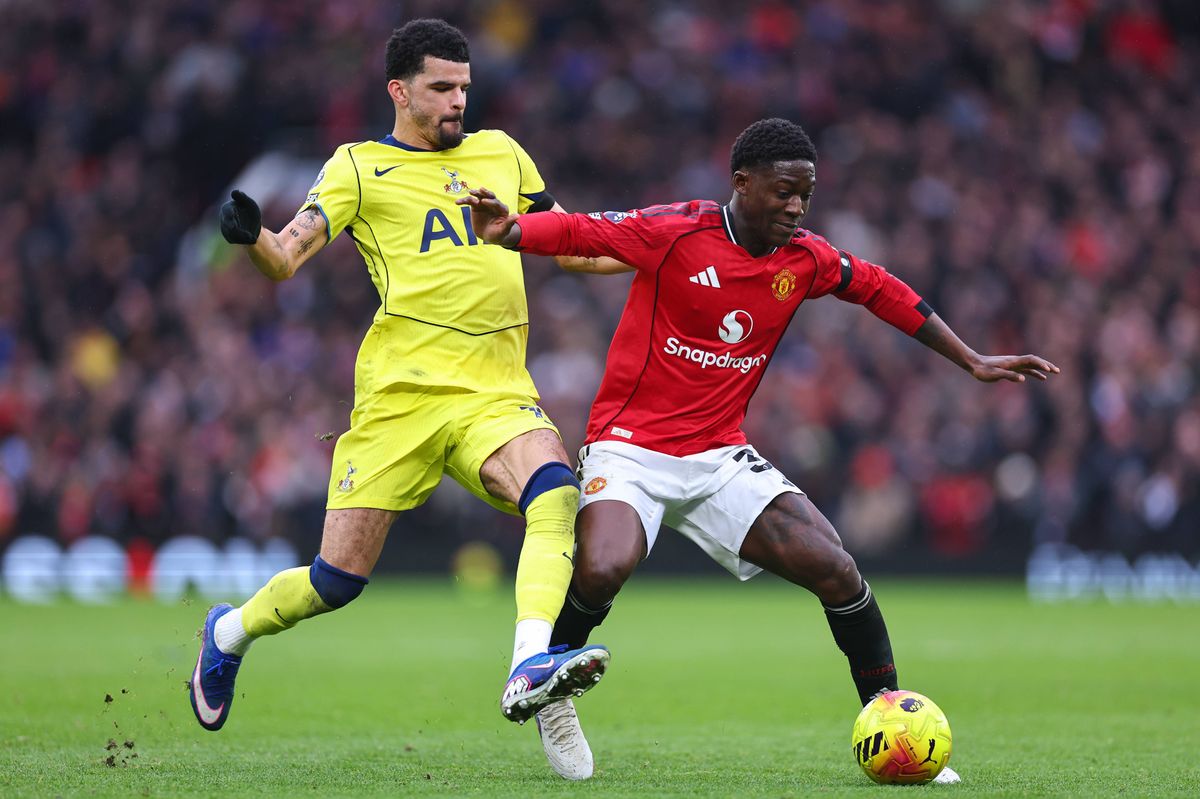 MANCHESTER, ENGLAND - FEBRUARY 7: Dominic Solanke of Tottenham Hotspur and Kobbie Mainoo of Manchester United  during the Premier League match between Manchester United and Tottenham Hotspur at Old Trafford on February 7, 2026 in Manchester, United Kingdom. (Photo by Robbie Jay Barratt - AMA/Getty Images)