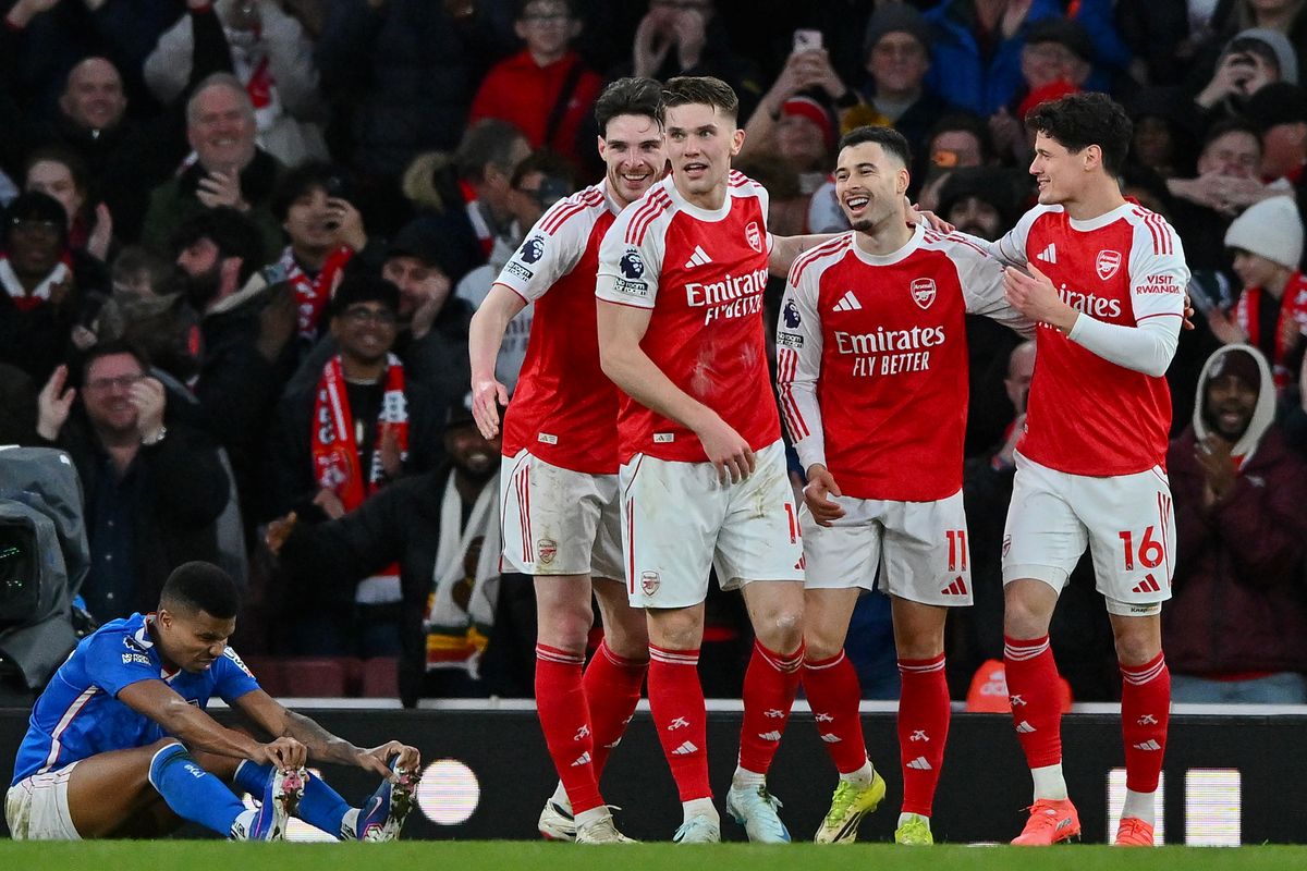 Arsenal players celebrate after Viktor Gyokeres' second goal against Sunderland