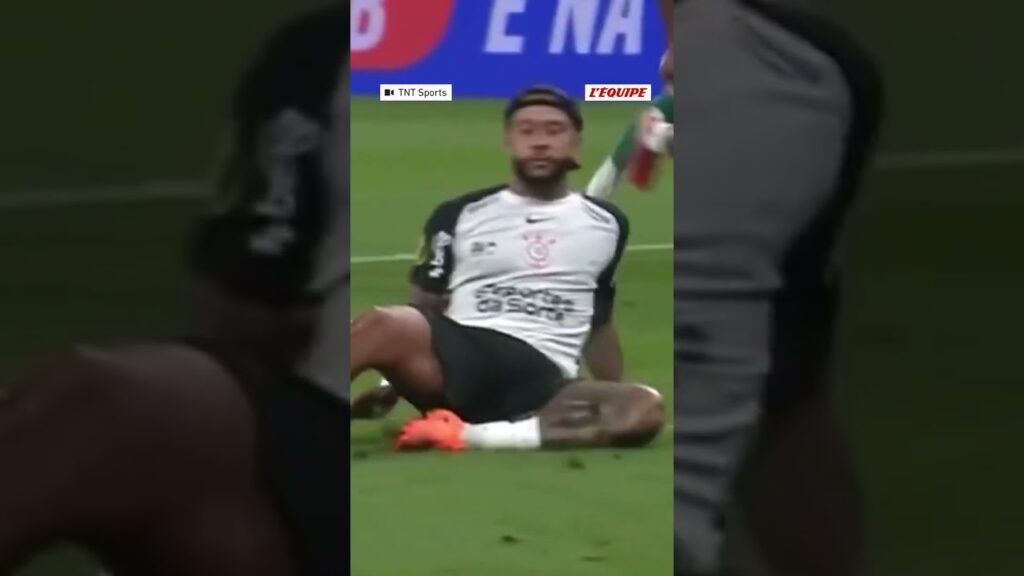 ⚽️ Memphis Depay rate son penalty à cause d'une technique vicieuse #lequipe #foot #depay