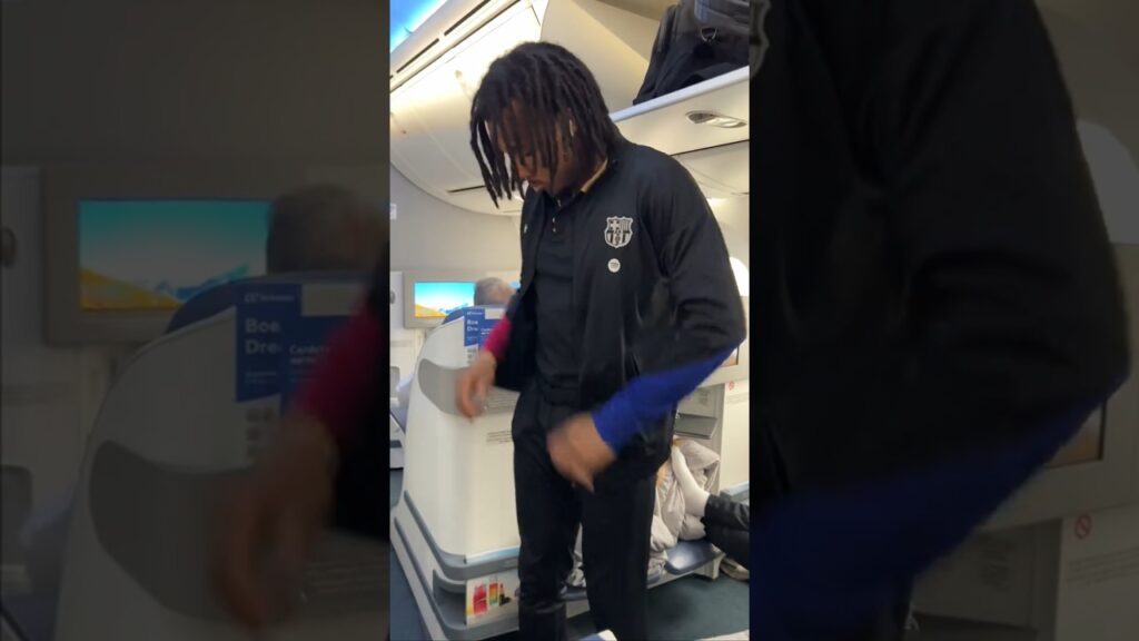 😍 Jules Koundé en airplane mode dans l'avion du Barça #football #shorts