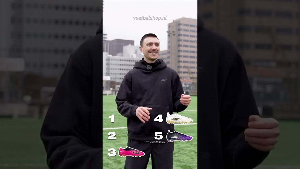 Steven Berghuis ranked zijn nieuwe voetbalschoenen op plek… 👀