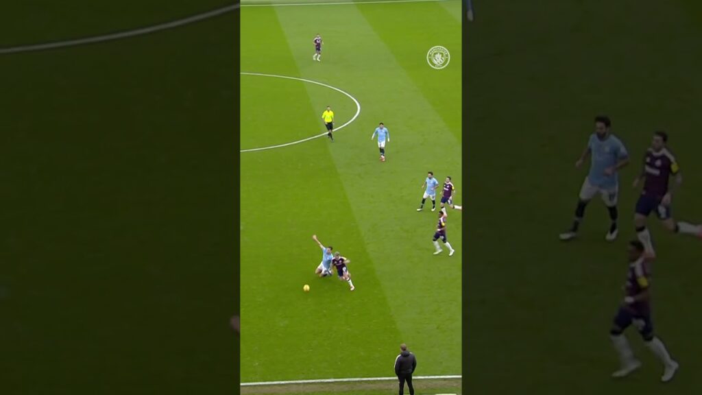 A DOUBLE NUTMEG 😱 AND PEPS REACTION 😮‍💨 #mancity #football #skills #shorts #shortsvideo #shortsfeed