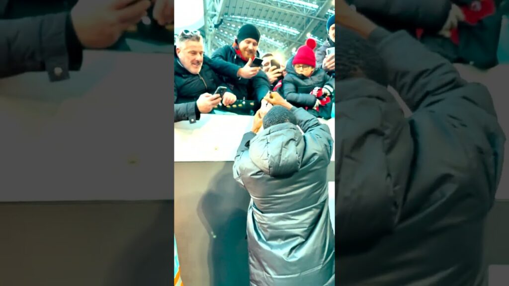 When you 𝐫𝐞𝐚𝐥𝐥𝐲 want an autograph ✍️ | #shorts