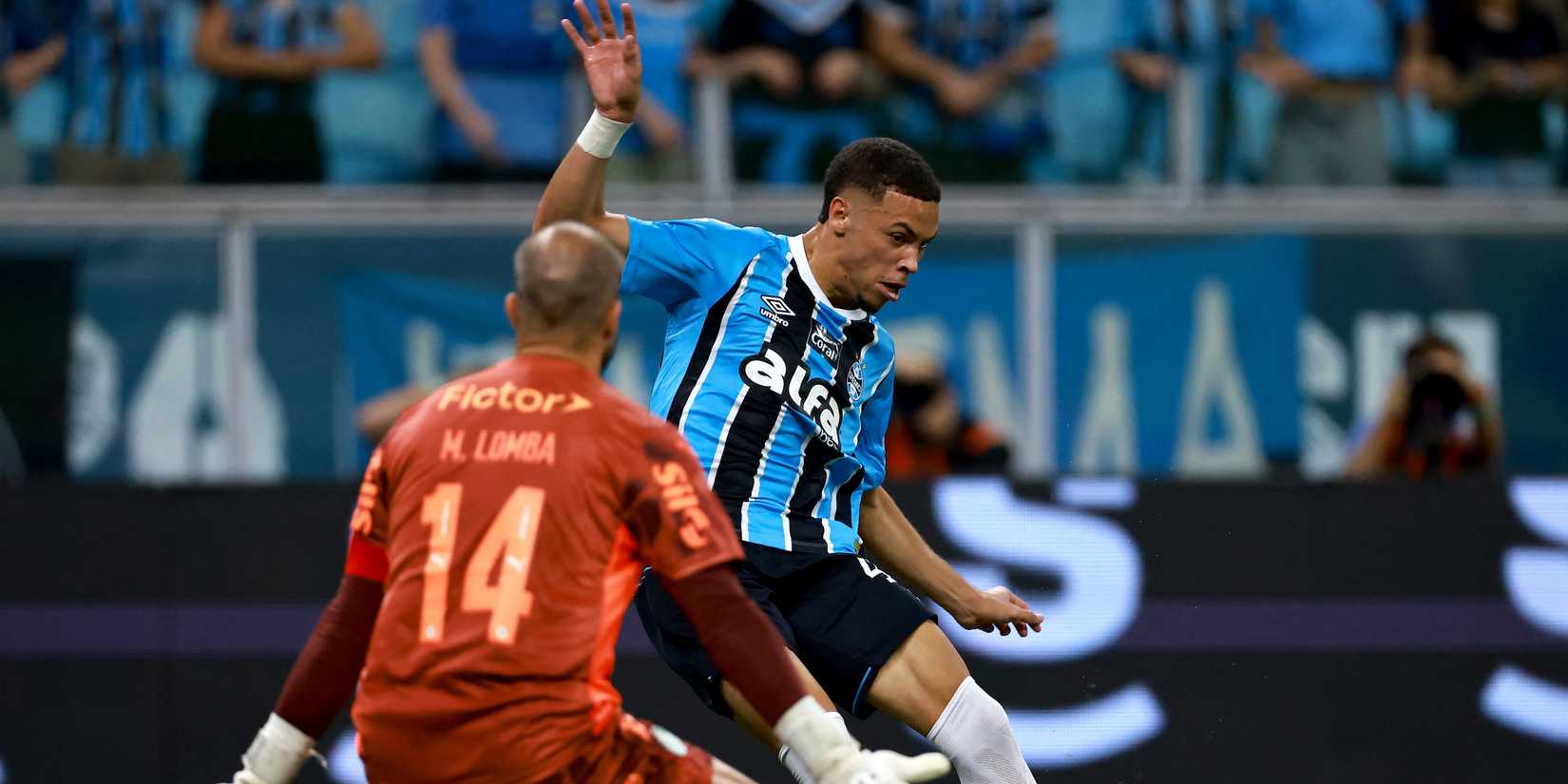 Gremio's Alysson in action with Palmeiras' Marcelo Lomba 