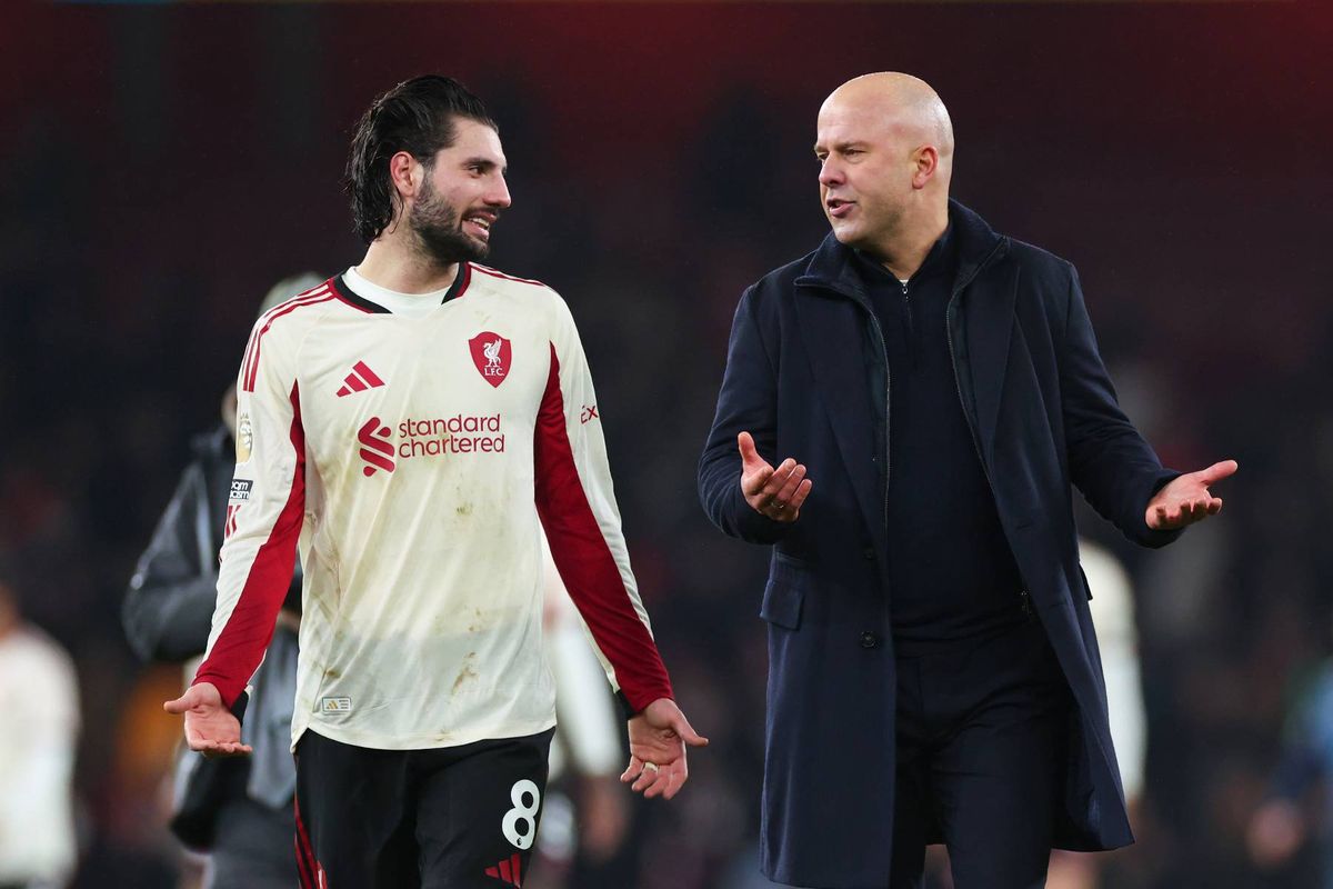 Dominik Szoboszlai speaks with Arne Slot