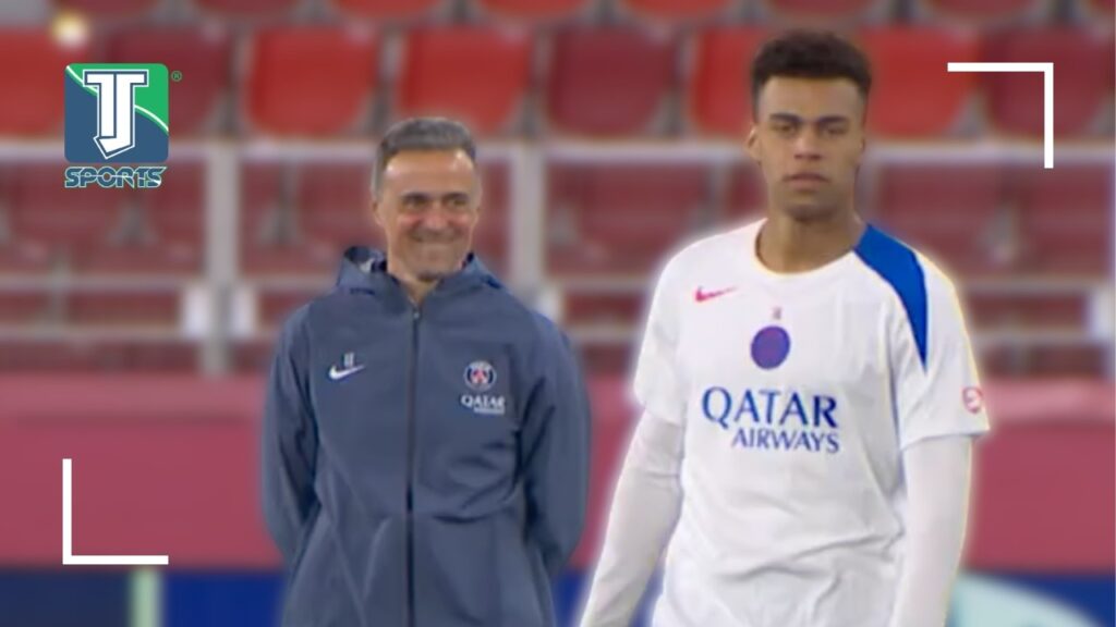 Luis Enrique s'amuse lors de l'entraînement du PSG avant le match contre Monaco