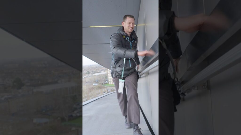 Super Jan Vertonghen takes on The Dare Skywalk! 🏟️🌟