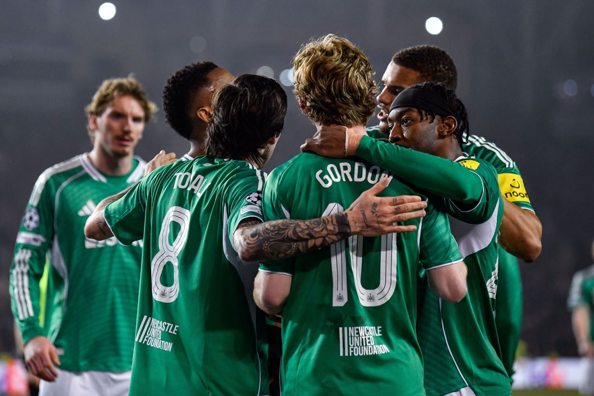 Newcastle United players celebrate with Anthony Gordon against Qarabag