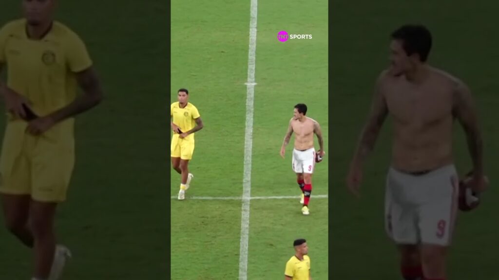 JOGADOR DO MADUREIRA PEDINDO SELFIE PRO PEDRO! HAHAHA IRADO #shorts JOGADOR DO MADUREIRA PEDINDO SELFIE PRO PEDRO! HAHAHA IRADO #shorts