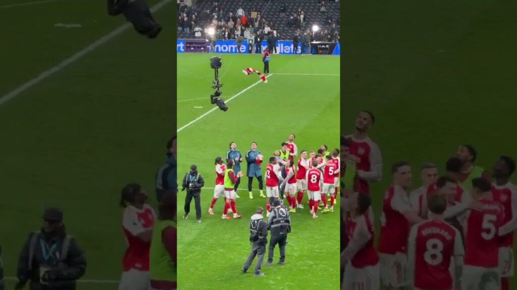 Gabriel Martinelli with his red & white scarf at Tottenham will forever be iconic. 😮‍💨