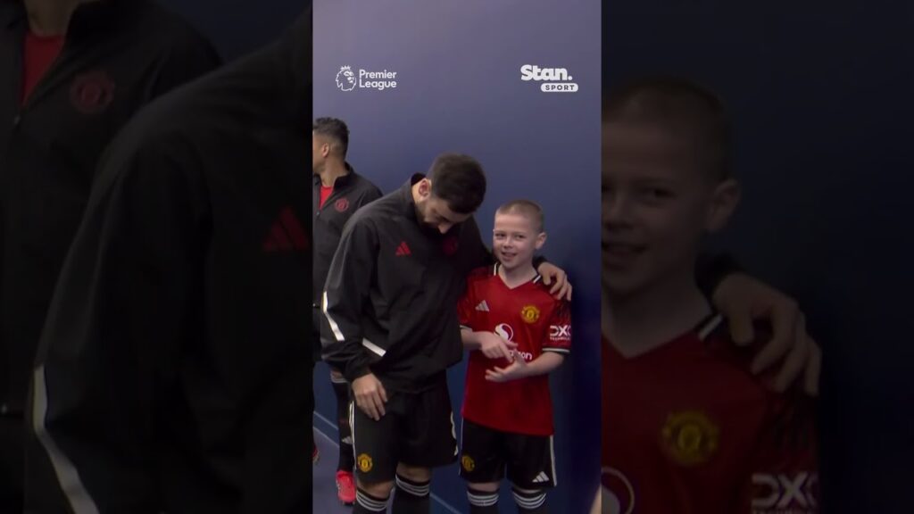 James Tarkowski and Bruno Fernandes’ cute moment with mascots 👏 #PremierLeague #Everton #ManUntied James Tarkowski and Bruno Fernandes' cute moment with mascots 👏 #PremierLeague #Everton #ManUntied