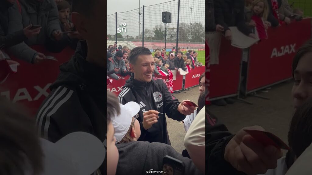BERGHUIS krijgt OPMERKELIJK VERZOEK bij open training AJAX 😅💳
