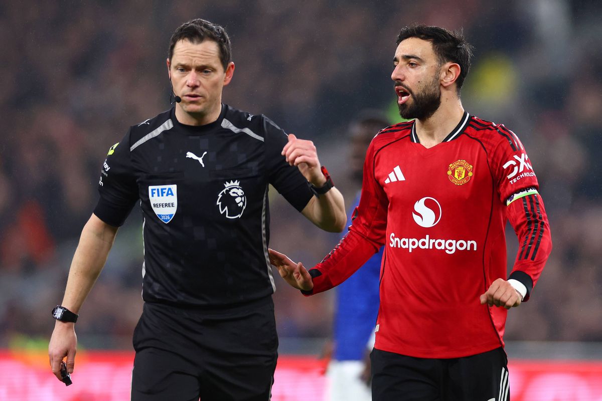 LIVERPOOL, ENGLAND - FEBRUARY 23: Bruno Fernandes of Manchester United makes a point to referee Darren England during the Premier League match between Everton and Manchester United at Hill Dickinson Stadium on February 23, 2026 in Liverpool, England. (Photo by Chris Brunskill/Fantasista/Getty Images)