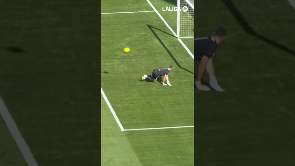 🤯 ¡Vaya doble parada de Unai Simón! #LaLigaHighlights