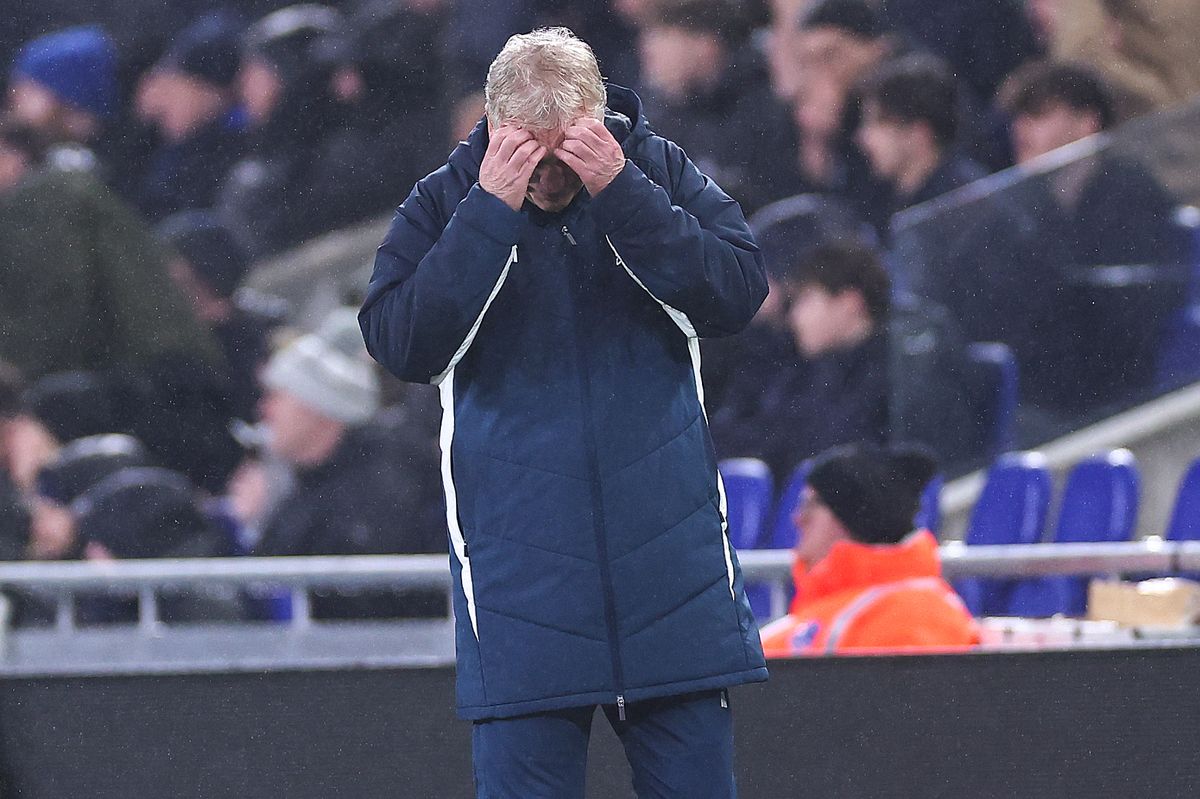 LIVERPOOL, ENGLAND - FEBRUARY 10: David Moyes the head coach / manager of Everton reacts during the Premier League match between Everton and Bournemouth at Hill Dickinson Stadium on February 10, 2026 in Liverpool, United Kingdom. (Photo by Robbie Jay Barratt - AMA/Getty Images)