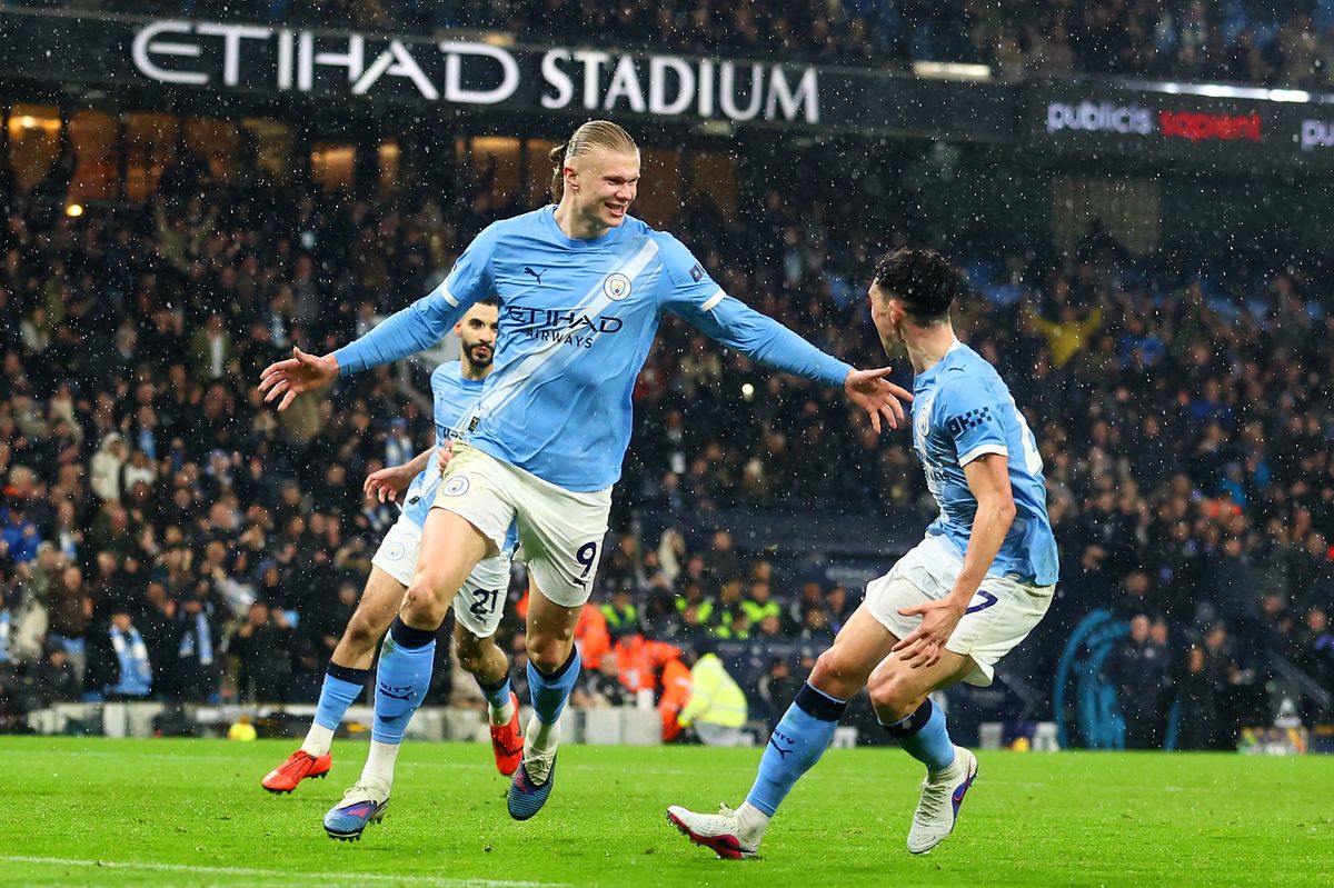 MANCHESTER, ENGLAND - FEBRUARY 11: Erling Haaland of Manchester City celebrates scoring his side's third goal with team-mate Phil Foden during the Premier League match between Manchester City and Fulham at Etihad Stadium on February 11, 2026 in Manchester, England. (Photo by Chris Brunskill/Fantasista/Getty Images)