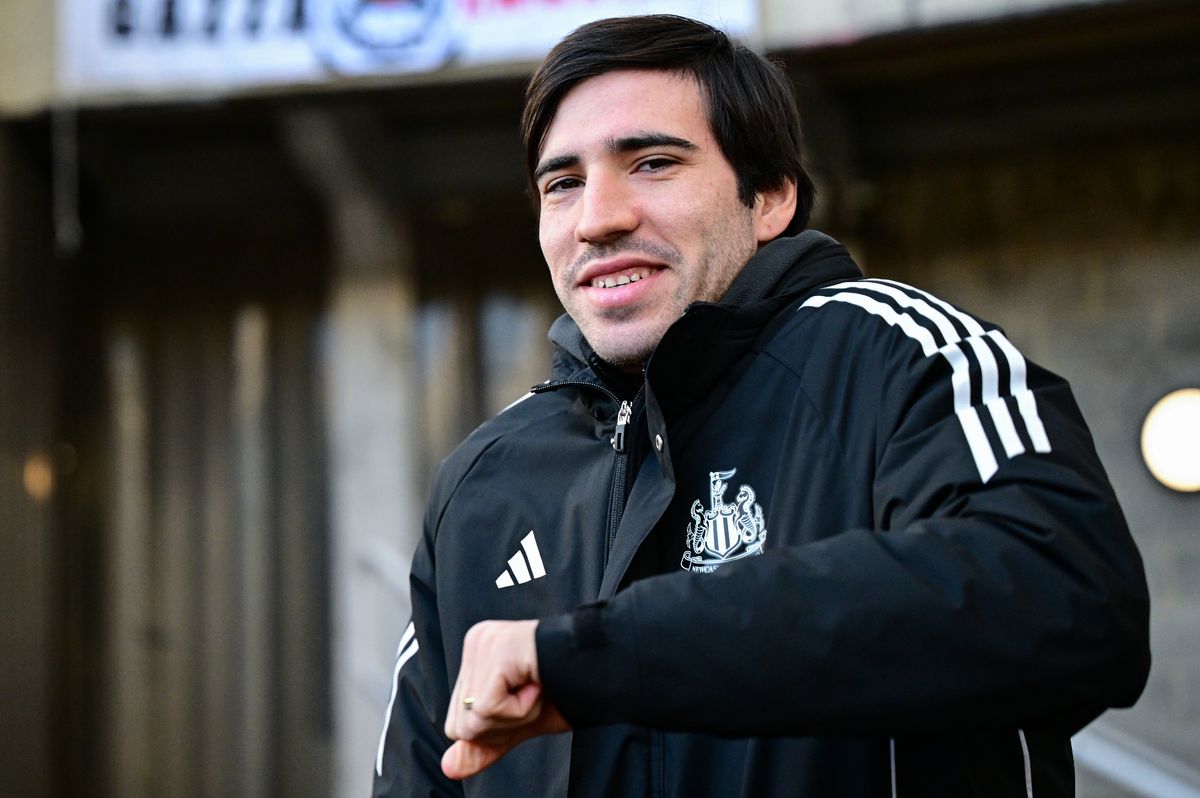 Sandro Tonali smiling before a Newcastle United game