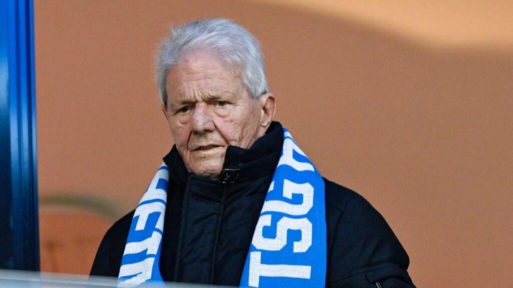 TSG-Sportchef Schicker über emotionalen Moment nach Sieg gegen Freiburg: “Es wurde sehr schnell ruhig, als er die Kabine betreten hat. Ich habe gesehen, wie glücklich Dietmar Hopp ist. Da standen ihm die Tränen in den Augen. Er ist eine Runde gegangen, hat jeden Einzelnen begrüßt und gratuliert.” TSG-Sportchef Schicker über emotionalen Moment nach Sieg gegen Freiburg: "Es wurde sehr schnell ruhig, als er die Kabine betreten hat. Ich habe gesehen, wie glücklich Dietmar Hopp ist. Da standen ihm die Tränen in den Augen. Er ist eine Runde gegangen, hat jeden Einzelnen begrüßt und gratuliert."