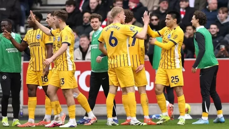 Brighton players celebrate their 0-2 win over Brentford