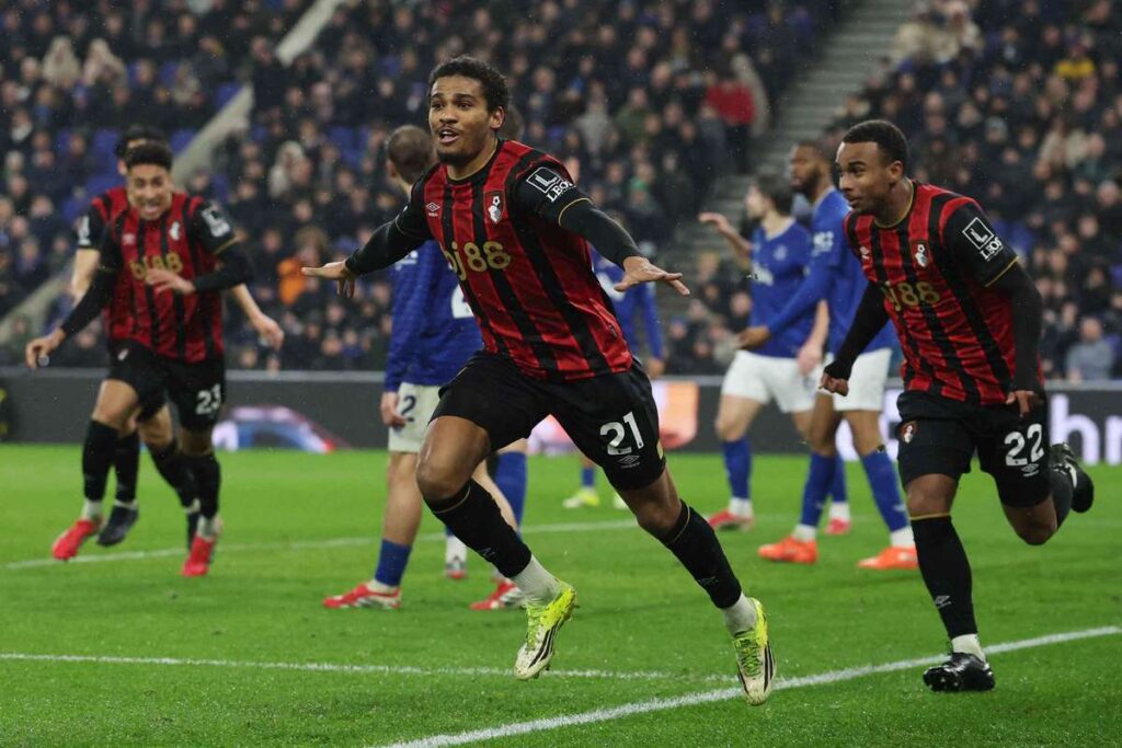 Bournemouth come back to down 10-man Everton 2-1
