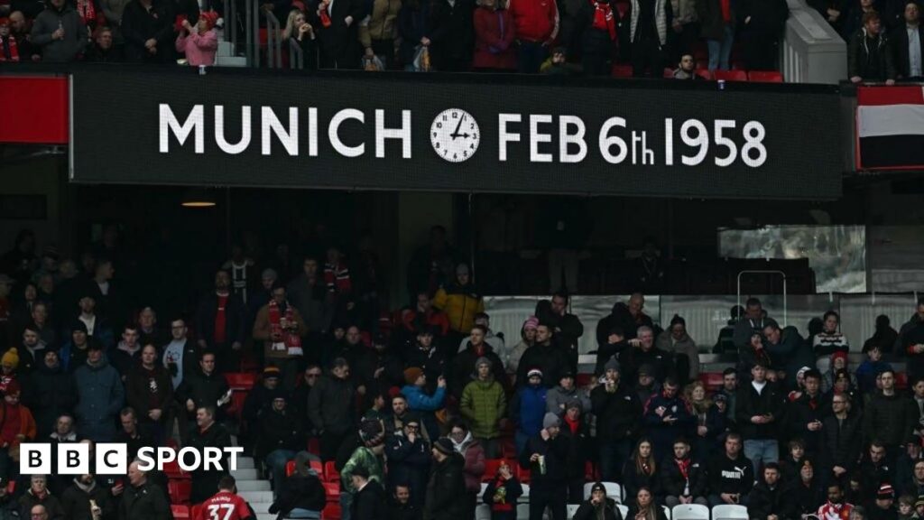 Manchester United prepare to honour Munich disaster victims