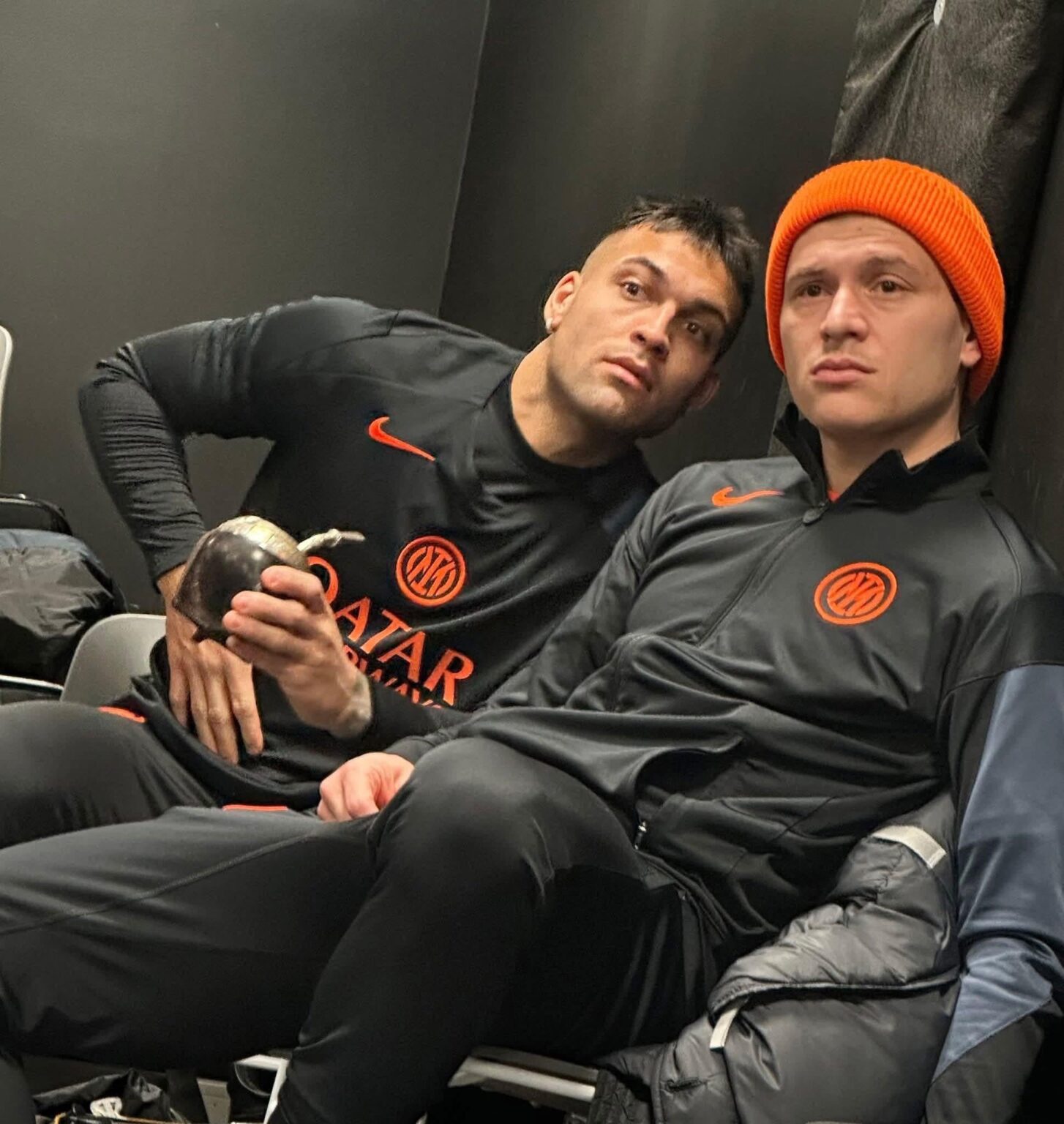 Lauti and Barella listening closely to the conference of Chivu and Basto.