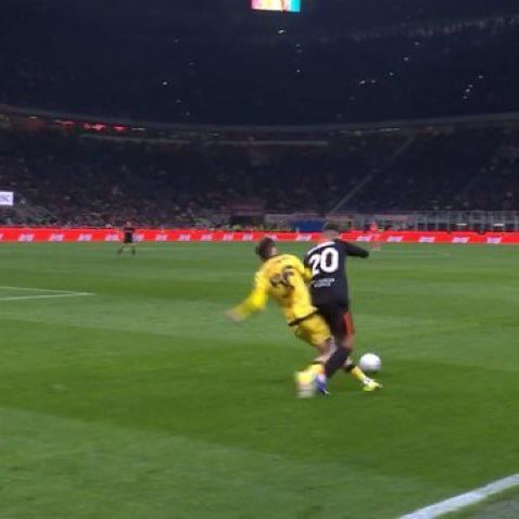 Saelemaekers made that challenge today while already on a yellow, and somehow the referee didn’t give him a second one 😂 A huge scandal, but still, it’s a seven-point gap and what’s coming next will taste even more bitter for them.