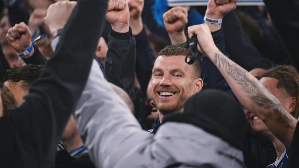 Schalke hat wieder einen bescheidenen König: Der Wechsel von Edin Dzeko zum Zweitliga-Tabellenführer erweist sich als Glücksfall: Der 39-Jährige trifft und trifft, legt Tore vor – und Schalke bleibt auf Aufstiegskurs.