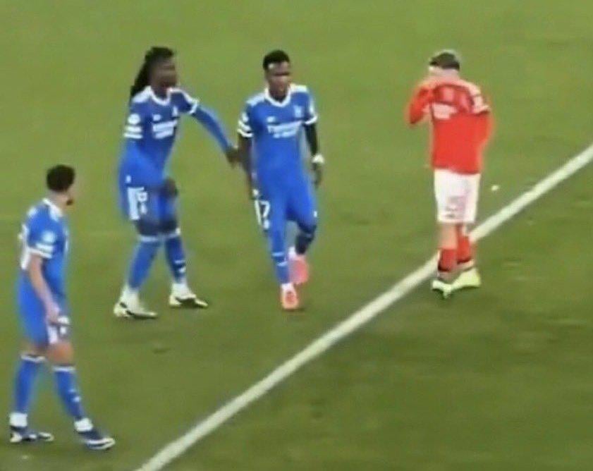 A declaração do nosso clube de que os jogadores do Real Madrid estavam muito longe para ouvir é repugnante e indigna de um clube com a nossa história