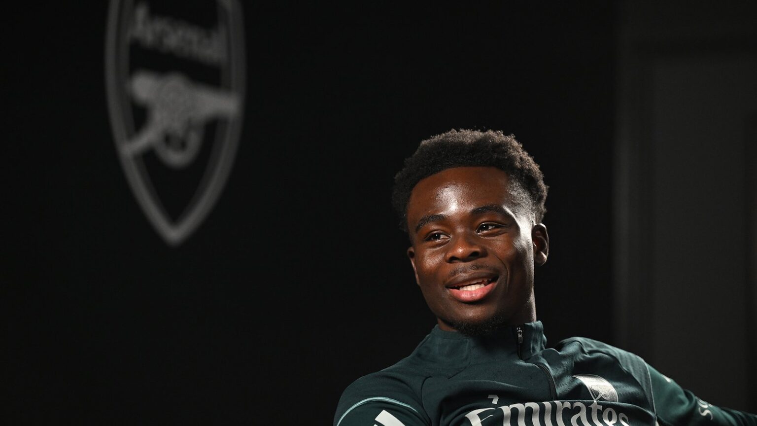 Behind the scenes: Saka signs new deal!