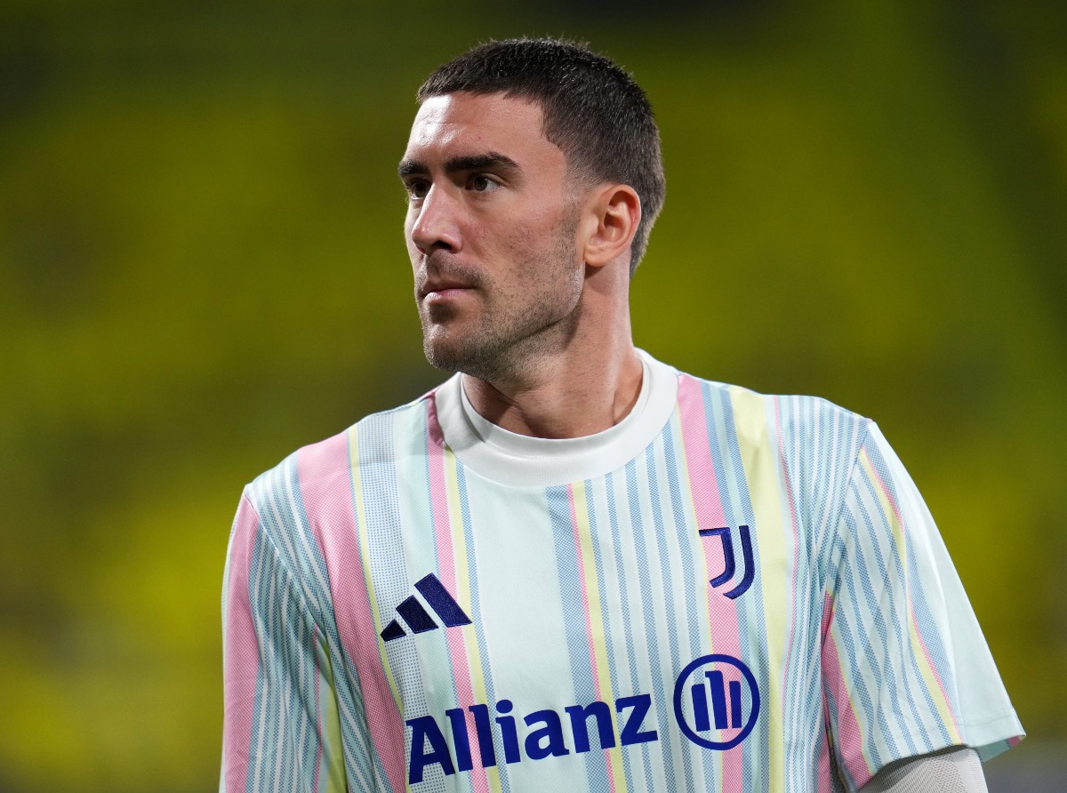 Dusan Vlahovic warming up for Juventus