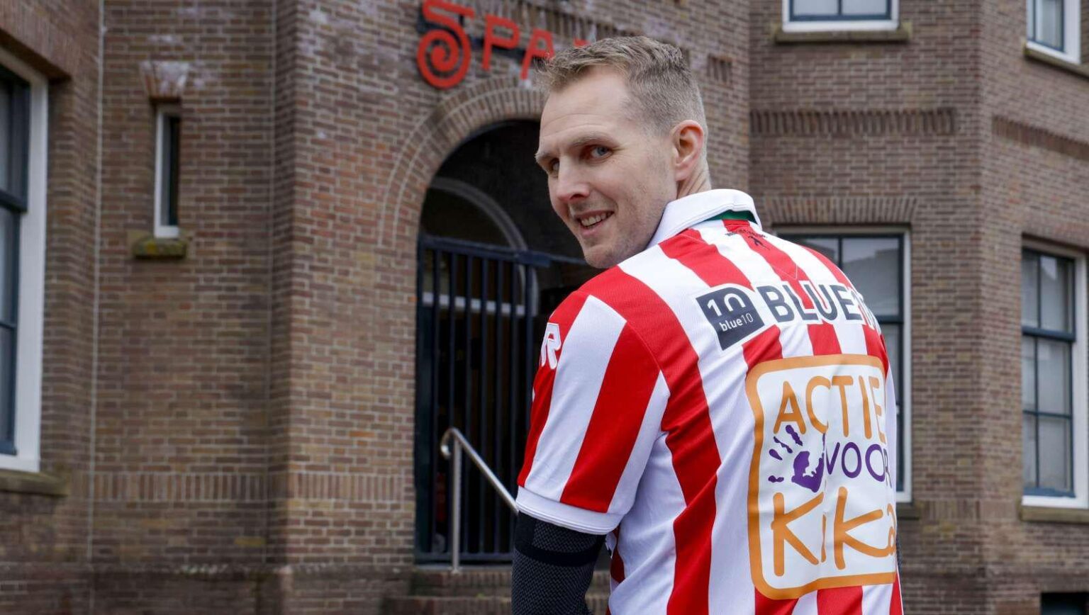 Sparta-supporter Ruud Ammerlaan gaat hardlopend naar Heerenveen om geld op te halen voor Stichting KIKA. De Maaslander is vanochtend vanaf Het Kasteel vertrokken.
Doneren voor Ruud kan hieronder: