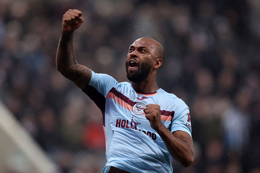 NEWCASTLE UPON TYNE, ENGLAND - FEBRUARY 07: Igor Thiago of Brentford celebrates scoring his team's second goal during the Premier League match between Newcastle United and Brentford at St James' Park on February 07, 2026 in Newcastle upon Tyne, England. (Photo by George Wood/Getty Images)