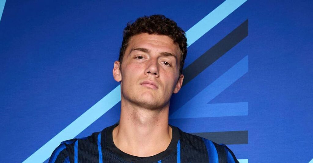 During 2nd league match vs Udinese Pavard was on the bench. His agent was furious and called management, complaining, leading to him being shipped off to Marseille.