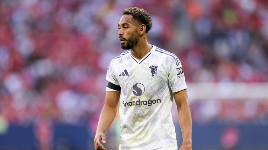 Matheus Cunha, Man United looking focused in white shirt