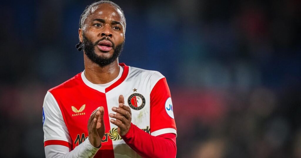 Robin van Persie vindt kritiek op Raheem Sterling ‘misplaatst’ en ‘echt op zijn Nederlands’