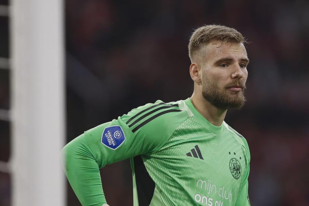 Vitezslav Jaros has suffered a knee injury and will be sidelined for the foreseeable future. Maarten Paes will be his replacement as starting goalkeeper