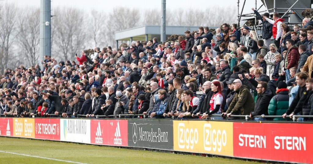 Ajax verwelkomt supporters bij open training op De Toekomst