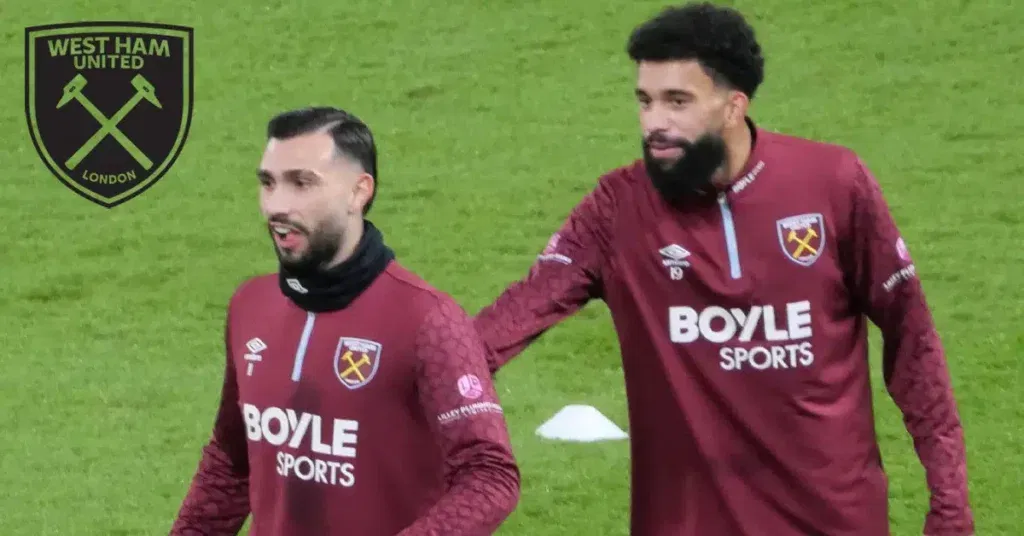 Pablo talks to Taty Castellanos before West Ham's game against Chelsea