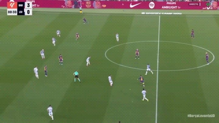 This sequence of play >> Roony dribble and cross → Raphinha top header → Fermín goes for the rebound → keeper pulls off a double save.