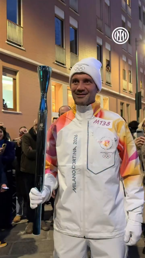 Cristian Chivu lights up Milan with the Olympic flame ✨