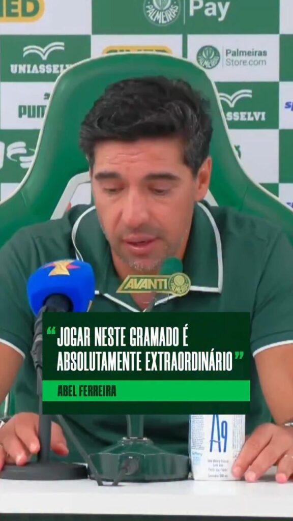 Abel sobre o gramado sintético do Allianz