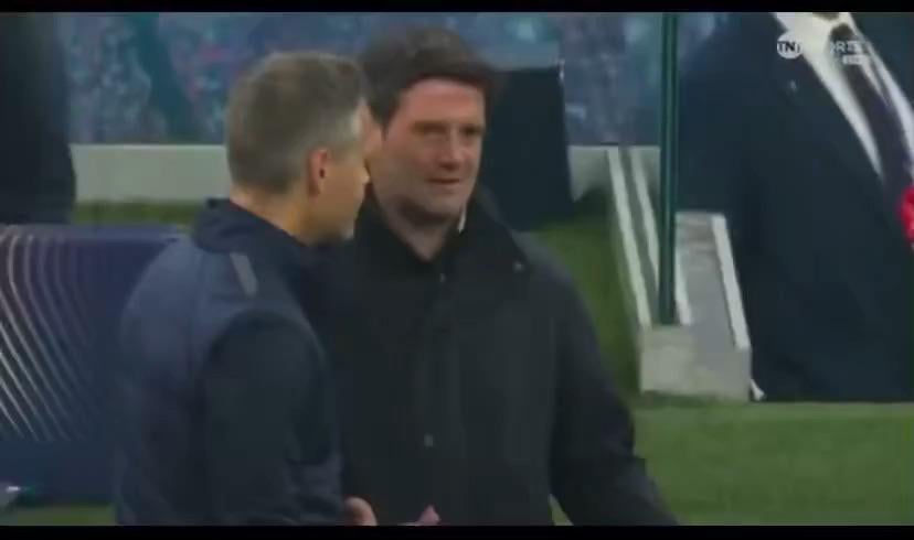 A beautiful and rare scene after the Inter vs Bodø match, as Chivu stayed behind to listen to Kjetil Knutsen, eager to learn from him.