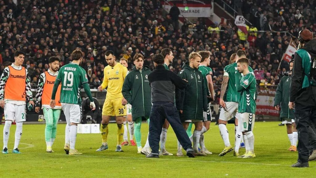 Nach Niederlage auf St. Pauli: Mitgereiste Werder-Fans schicken Mannschaft weg