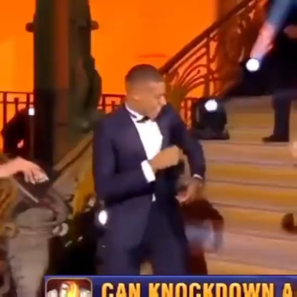 Vini after dribbling past the opposition's rb then looking up to see. Mbappé 40 yards away in the midfield chilling with tchouaméni: